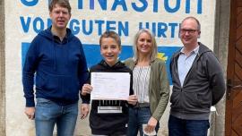 Florian Stadlbauer mit Schulleiterin Verena Schuster-Schedlberger und den Betreuern Leonhard Küllinger und Gerald Landl 